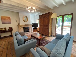 Smart TV, fireplace, DVD player, books