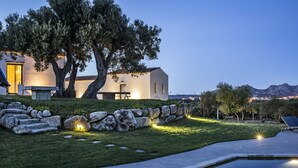 A modern house with a swimming pool, stone steps, and a view of the mountains. - Uddastri Retreat (Arzachena)