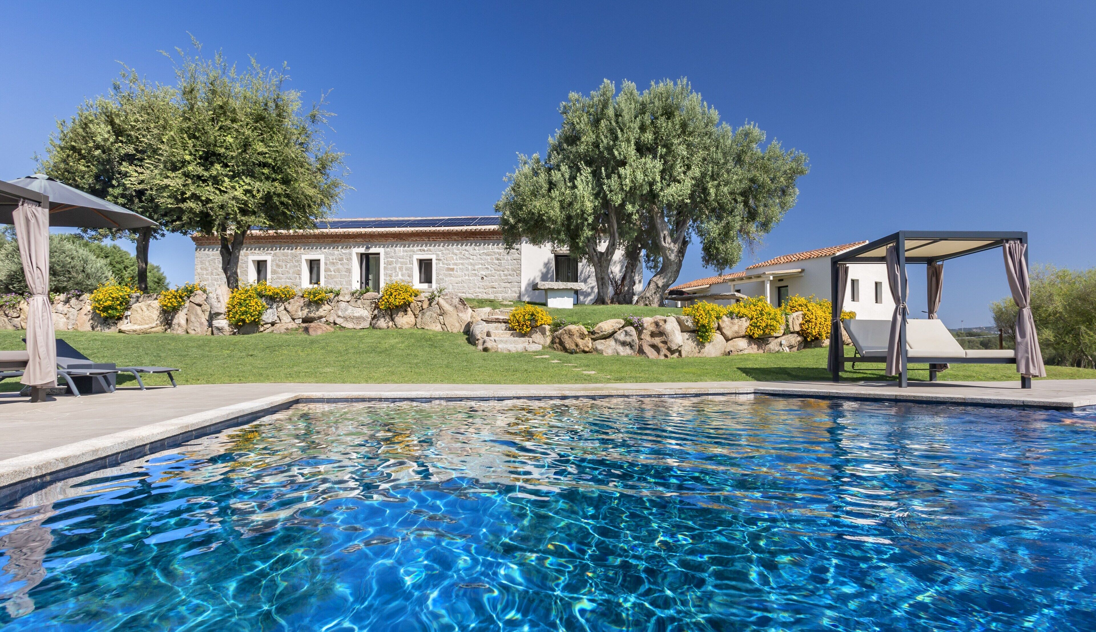 Kolam renang outdoor musiman