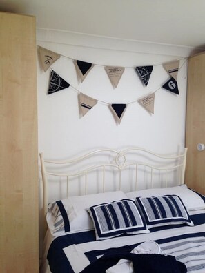 2 Schlafzimmer, Schreibtisch, Bügeleisen/Bügelbrett, Reisekinderbett