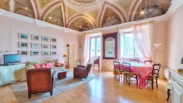 Tv, böcker och en stereo