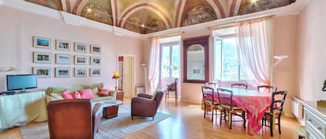 Een televisie, boeken en een stereo