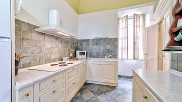 KylskÄp, mikrovÄgsugn, ugn och spishÀll