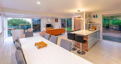 Kingfisher Views - This newly renovated 3 bedroom, 2 bathroom premium holiday home has everything you need for a luxurious and comfortable stay on this stunning island.