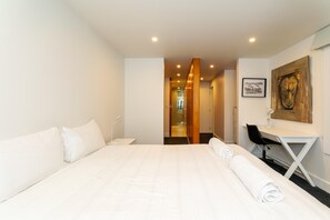 3 habitaciones, tabla de planchar con plancha y ropa de cama