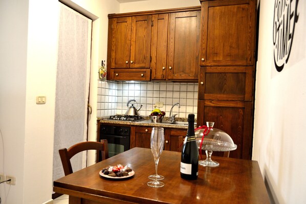 Jääkaappi, uuni, liesi, astianpesukone