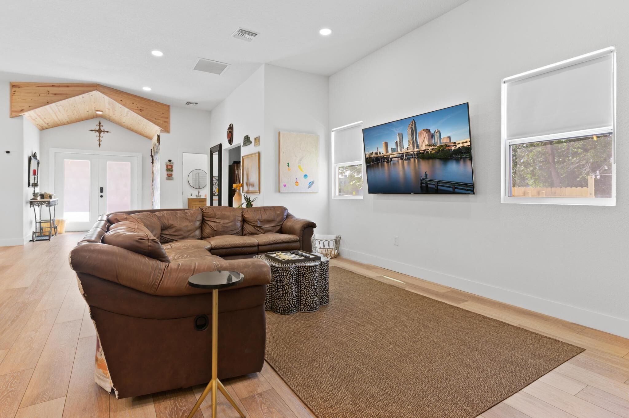 This house is a 2 bedroom(s), 2 bathrooms, located in Tampa, FL.