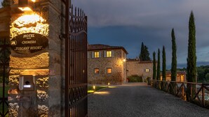 A stone building with a sign reading "HOTEL CHIMERA TUSCANY RESORT." - Chimera Tuscany Resort (Arezzo)