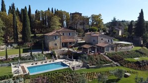 A large estate with a swimming pool, multiple stone buildings, and a well-maintained garden. - Chimera Tuscany Resort (Arezzo)