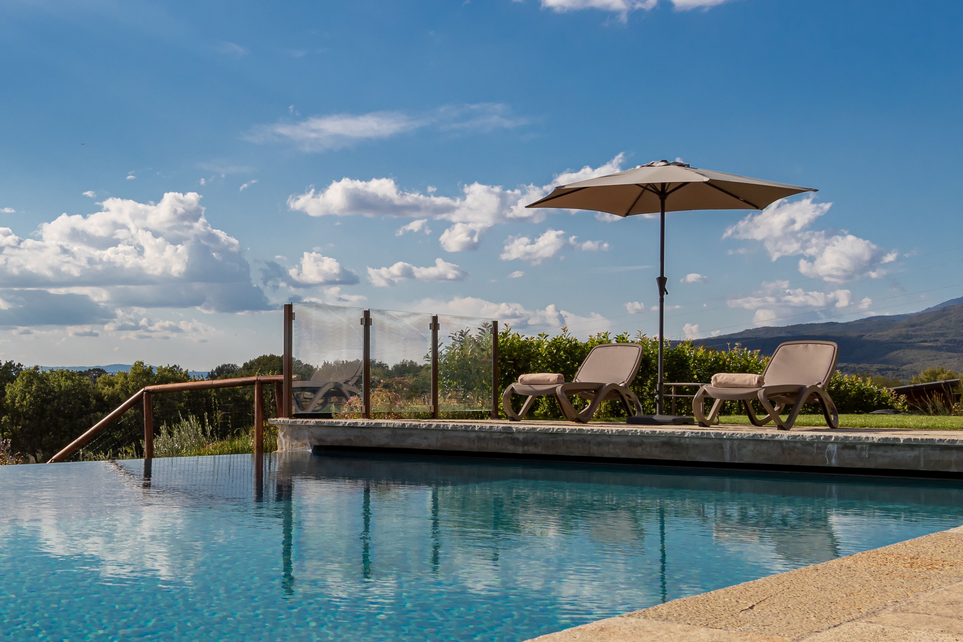 Außenpool (je nach Saison geöffnet), Sonnenschirme, Liegestühle