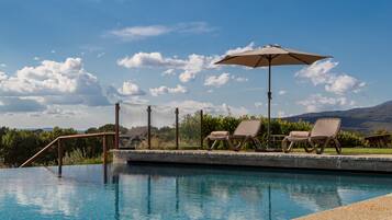 Piscina a l'aire lliure de temporada (horari: 09:00-19:00) i para-sols