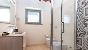 A bathroom with a shower, toilet, and sink. - Chimera Tuscany Resort (Arezzo)