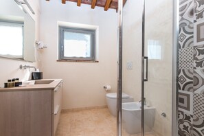 A bathroom with a shower, toilet, and sink. - Chimera Tuscany Resort (Arezzo)