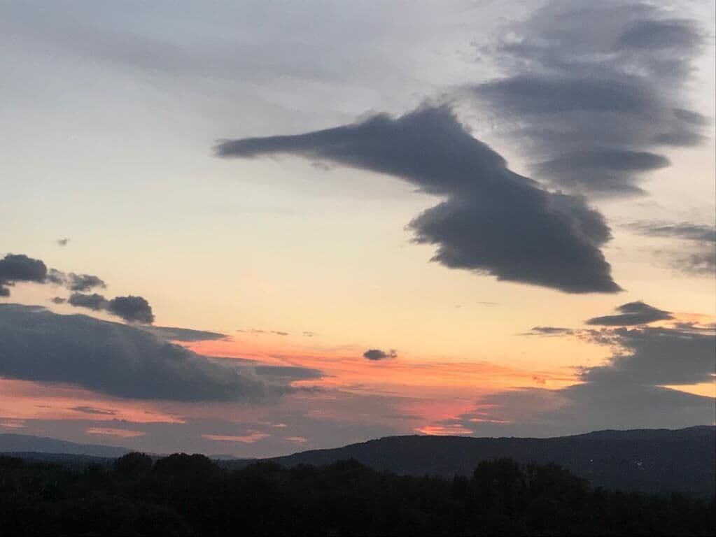 Solnedgang med skyer på himlen.