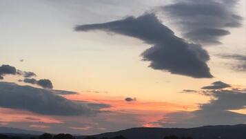 Solnedgang med skyer på himlen.