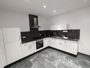 Kühlschrank, Ofen, Herdplatte, Geschirrspüler