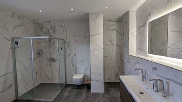 Haartrockner, Handtücher, Seife, Toilettenpapier