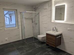 Douche, sèche-cheveux, serviettes fournies, savon