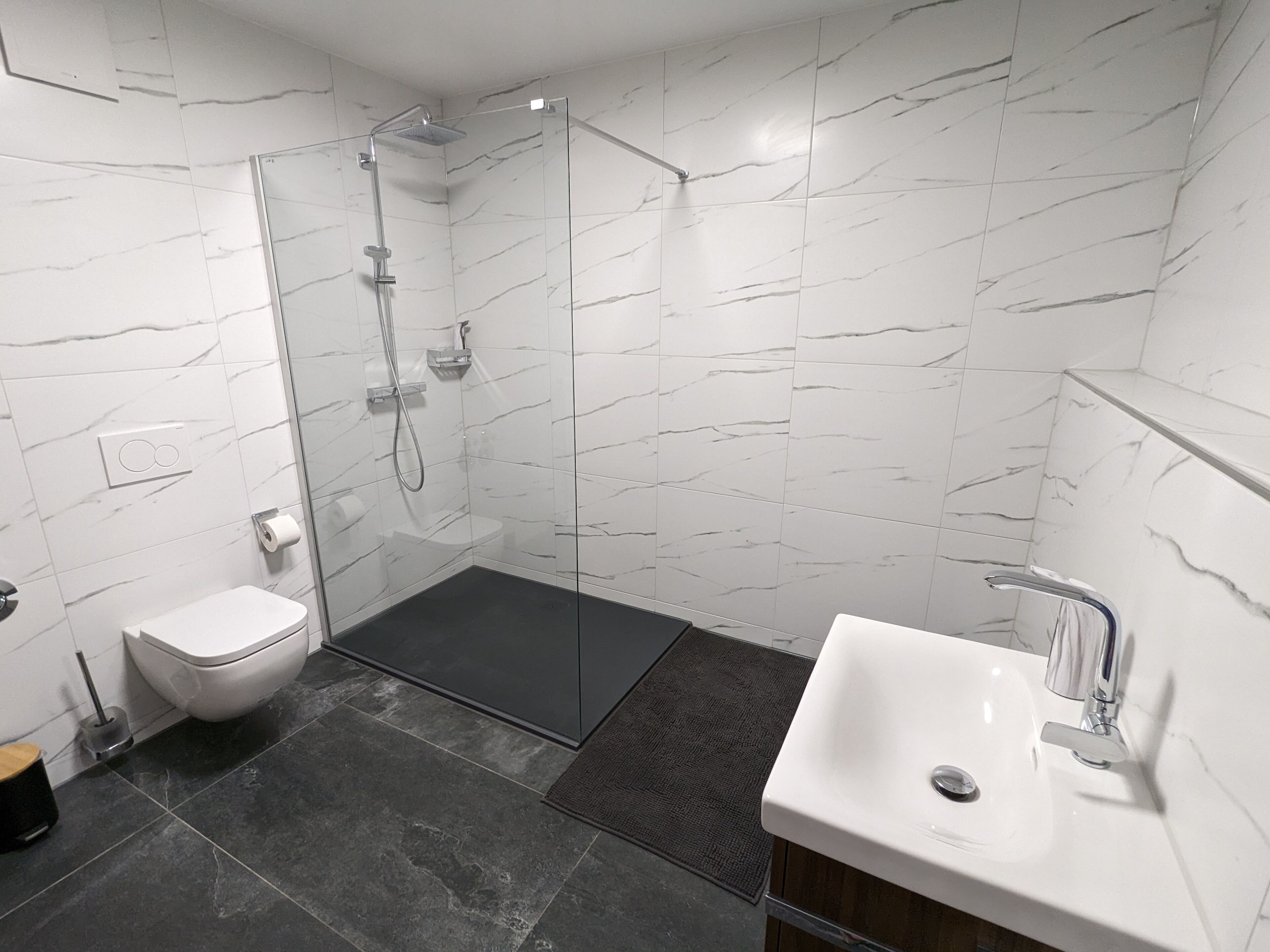 Articles de toilette gratuits, sèche-cheveux, serviettes fournies