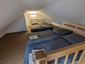 2 slaapkamers, een strijkplank/strijkijzer, gratis wifi, beddengoed