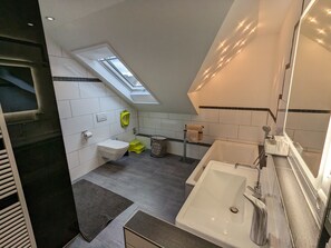 Een haardroger, handdoeken, zeep, shampoo