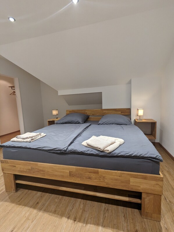 2 slaapkamers, een strijkplank/strijkijzer, gratis wifi, beddengoed