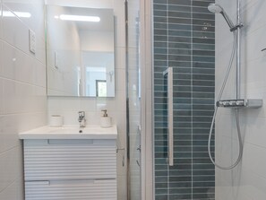 Badewanne, Haartrockner, Handtücher