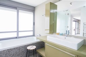 Deluxe Apartment | Bathroom | Hair dryer, towels