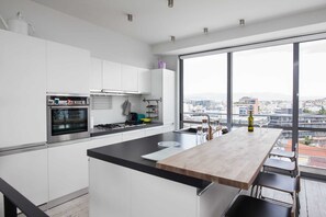Appartement Deluxe | Cuisine privée | Réfrigérateur grande capacité avec congélateur, un four, lave-vaisselle
