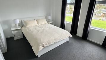 3 bedrooms, iron/ironing board, bed sheets