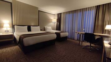 Habitación triple estándar, vista al mar | Ropa de cama de alta calidad, edredón y minibar
