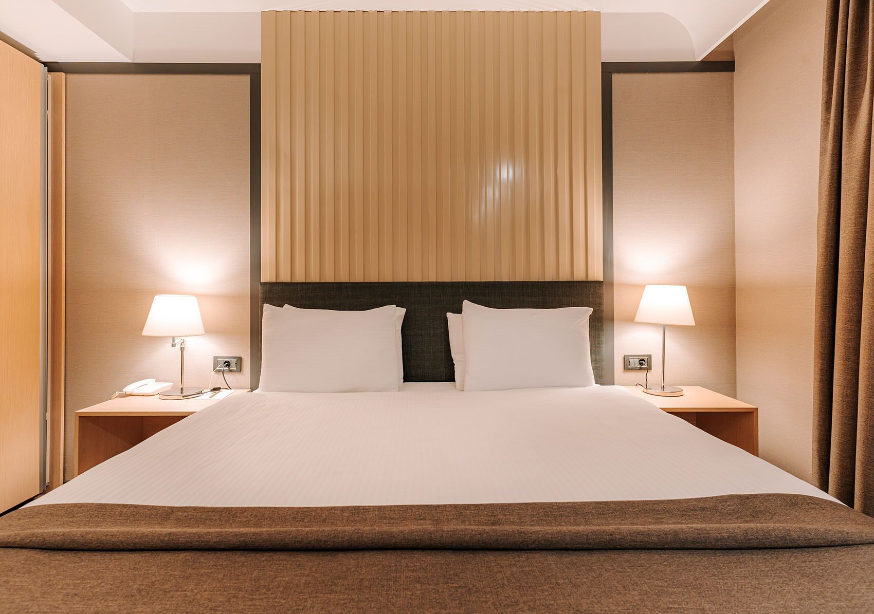 King Suit | Bộ đồ giường cao cấp, chăn bông, minibar, két bảo mật tại phòng 