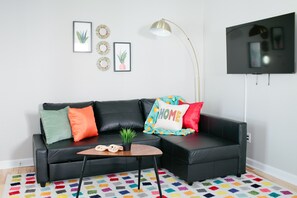 Smart TV - Serene 1BR Cottage | Relaxing Retreat (Montgomery)