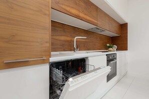 Fridge, oven, stovetop, dishwasher - Al. Rzeczypospolitej 31D | Warsaw  | Remote Work (Warszawa)