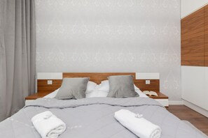 2 bedrooms, desk, iron/ironing board, WiFi