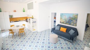 Un espacio habitable pequeño con cocina, comedor y sofá.