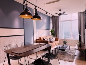 Premier suite | Woonkamer | Een 42-inch ledtelevisie met digitale zenders, een televisie en Netflix