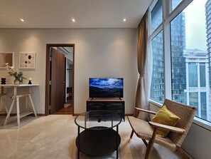 Suite Familiale | Coin séjour | Télévision LED de 42 pouces avec chaînes numériques, télévision, Netflix