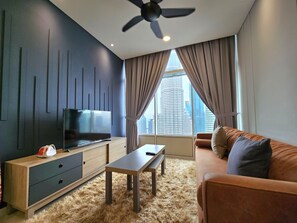 Signature suite | Woonruimte | Een 42-inch ledtelevisie met digitale zenders, een televisie en Netflix