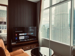 Suite Luxe | Coin séjour | Télévision LED de 42 pouces avec chaînes numériques, télévision, Netflix