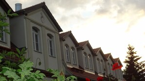 Eine Reihe traditioneller Gebäude mit Rundbogenfenstern und einer symmetrischen Fassade.