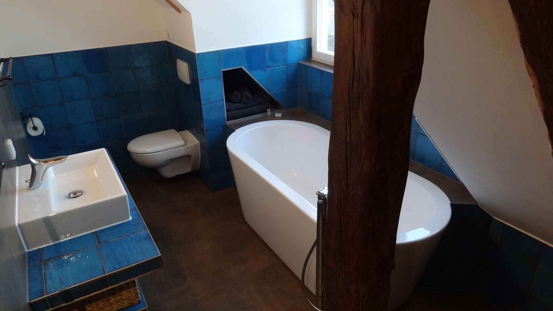 Ein Badezimmer mit Waschbecken, Toilette und Badewanne.