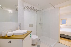 Porto Vitoria 2 | Bathroom | Shower, rainfall showerhead, designer toiletries, hair dryer - Porto Vitoria Apartments (Porto)
