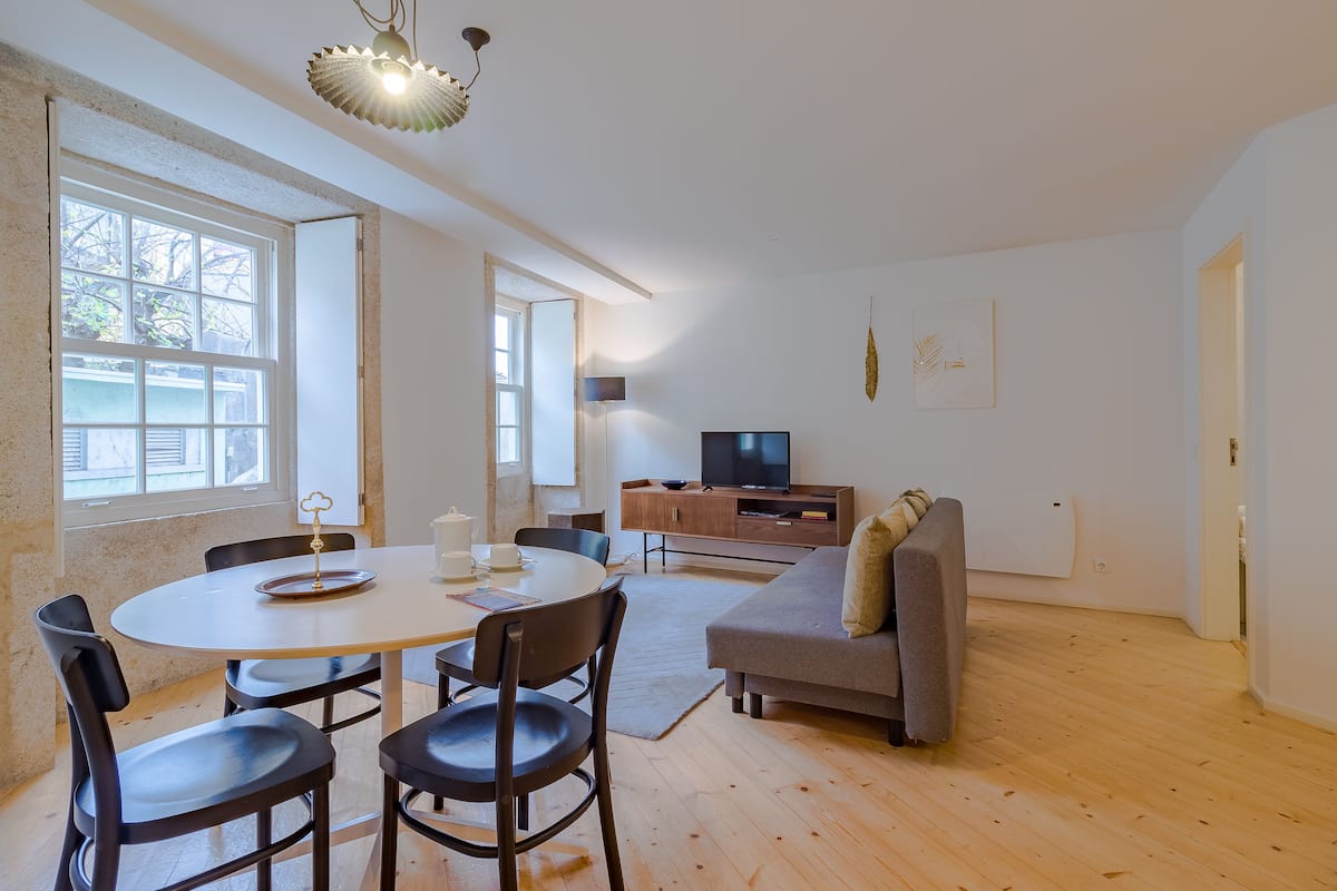 Porto Vitoria 2 | Living area | Flat-screen TV, printers