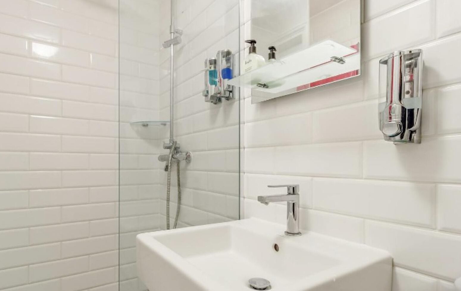 Apartment | Bathroom | Shower, hair dryer, towels, toilet paper