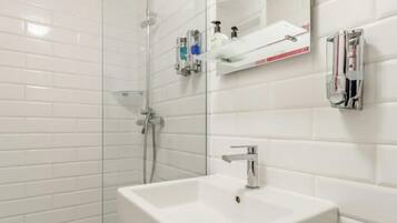 Apartment | Bathroom | Shower, hair dryer, towels, toilet paper