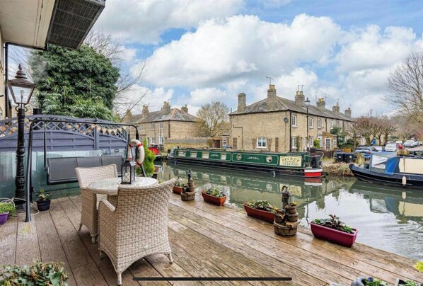 Apartment | Outdoor dining - Hertford - Sleeps 2 - 92 Walking Score - Garden (Hertford)