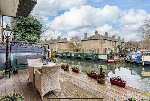 Hertford - Sleeps 2 - 92 Walking Score - Garden