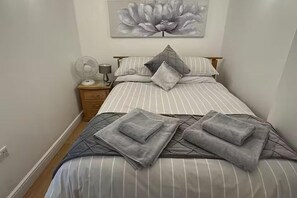 Apartment | 1 bedroom, iron/ironing board, free WiFi, bed sheets - Hertford - Sleeps 2 - 92 Walking Score - Garden (Hertford)