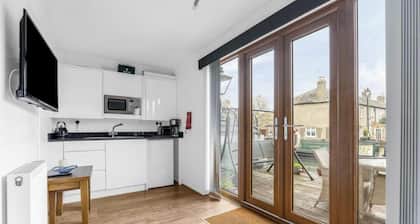 Hertford - Sleeps 2 - 92 Walking Score - Garden